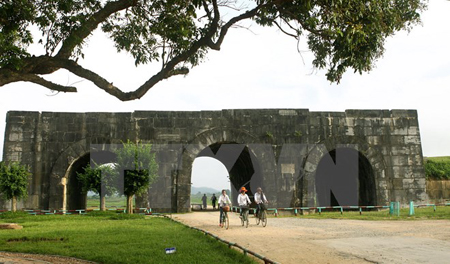 Cổng phía Nam - cổng lớn và đẹp nhất trong 4 cổng của Thành nhà Hồ.